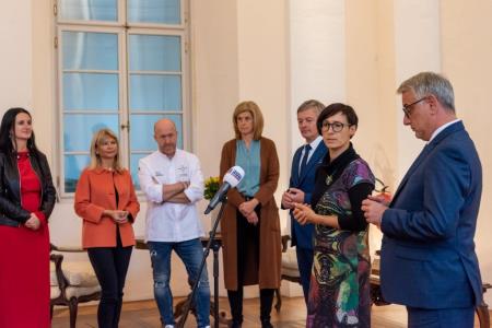 Poleg župana in direktorice Turizma in kulture Radovljica sta zbrane v Radovljici nagovorila tudi chef Uroš Štefelin, prejemnik Michelinove zvezdice, in Nataša Mikelj, vodja radovljiške čokoladnice.